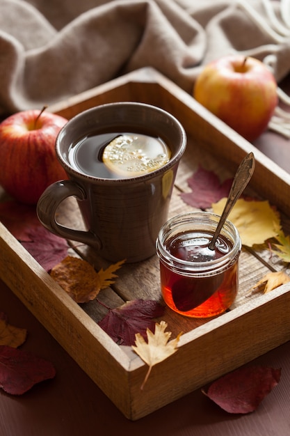 Foto limón caliente miel té té bebida cálida bufanda acogedoras hojas de otoño