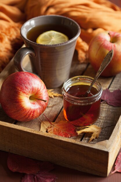 Limón caliente miel té té bebida cálida bufanda acogedoras hojas de otoño