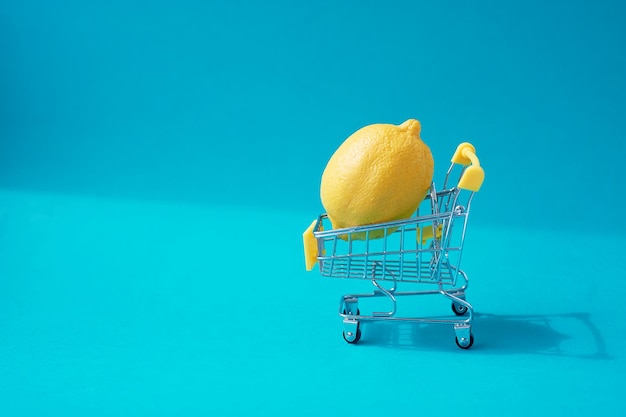 Limón en el carrito de la compra vitaminasSalud y vitaminación Minimalismo