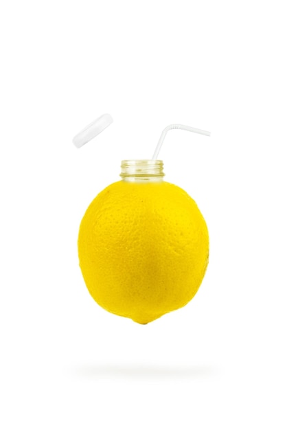 Limón en forma de botella con tapa abierta. Botella de jugo de limón y limones frescos.
