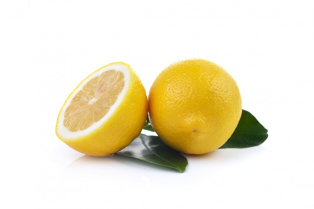 Limón fresco aislado