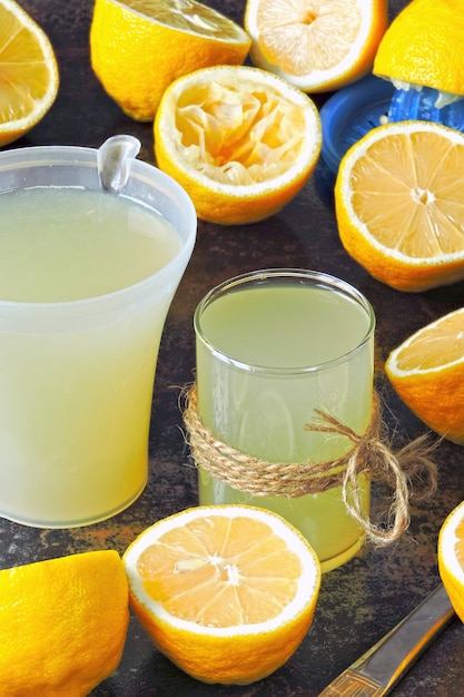 Limón fresco y limones. Extractor de jugo de cítricos. El concepto de pérdida de peso con jugo de limón.