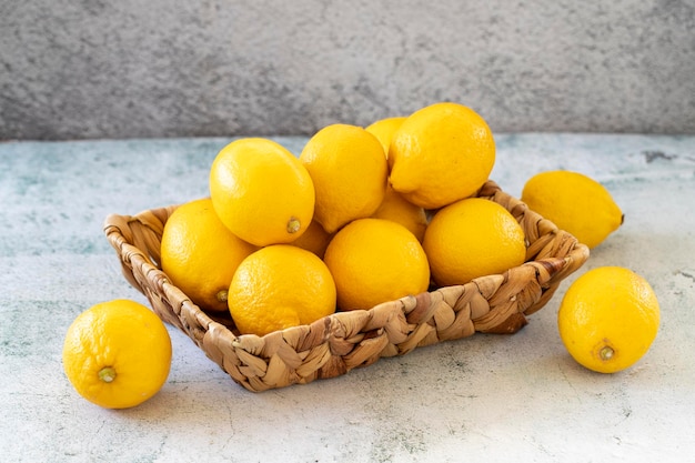 Limón fresco Limones orgánicos en una cesta sobre un fondo de piedra de cerca