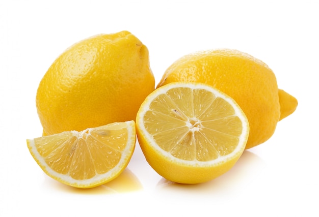 Limón fresco sobre una superficie blanca