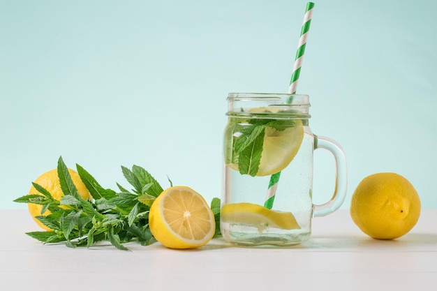 Limón fruta una taza de agua hierbabuena y limón