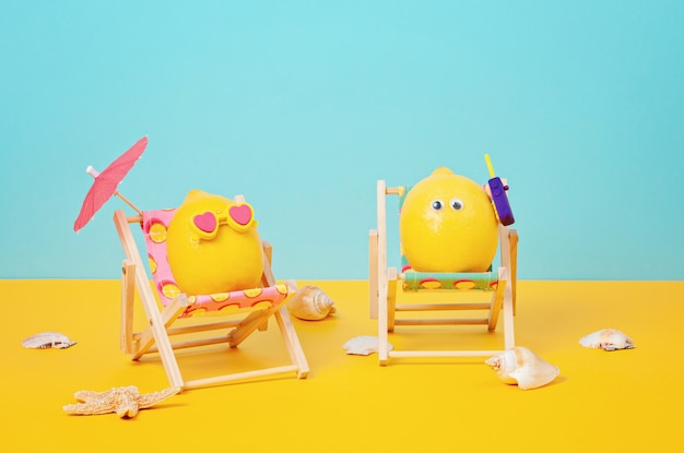 Limón en gafas de sol en la tumbona con umbrela en la playa