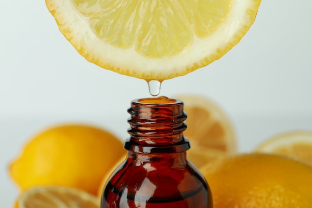 Limón con gota de jugo sobre la botella, cerrar