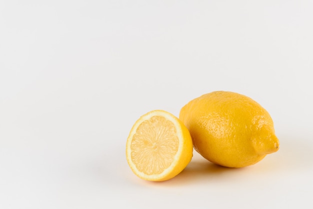 Limón con gotas de agua sobre la superficie blanca