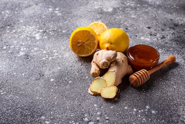 Foto limón, jengibre y miel. remedios naturales para la tos y la gripe.