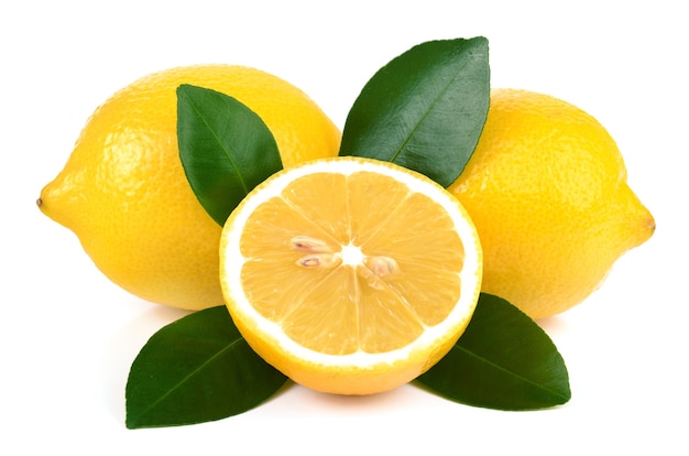 Limón jugoso aislado en blanco