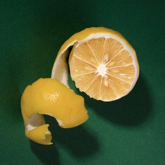 Limón jugoso fresco sobre un fondo verde Cartel de comida minimalista con sombra larga