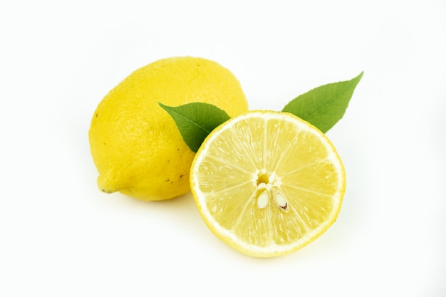 Limón maduro crudo aislado sobre un fondo blanco.