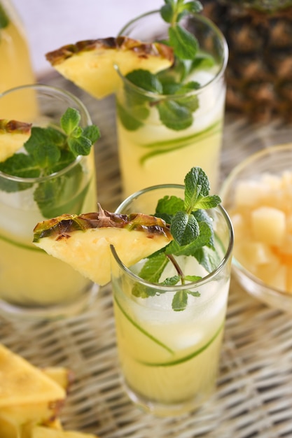 Limón y menta frescos combinados con jugo de piña fresco y tequila. ¡Los cócteles de piña siempre tienen un sabor y aroma brillantes!