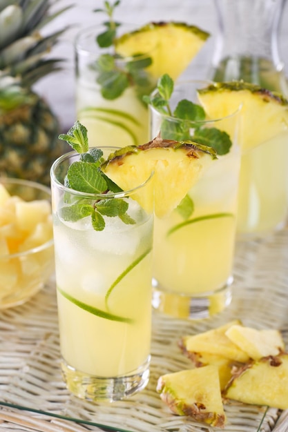 Limón y menta frescos combinados con jugo de piña fresco y tequila Cócteles de piña