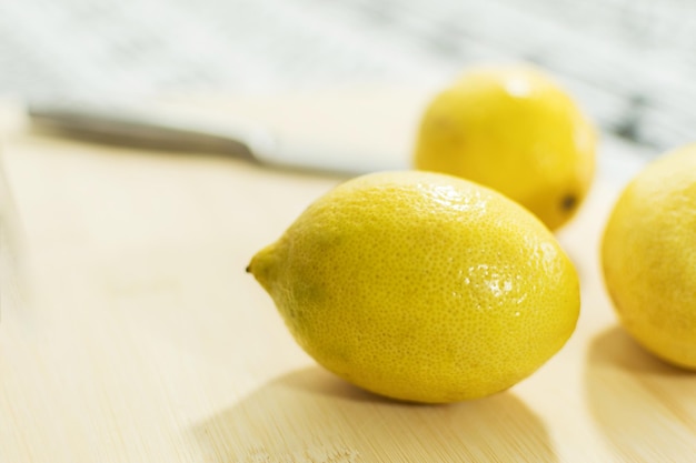 Un limón en una mesa