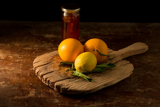 Limón y miel en mesa