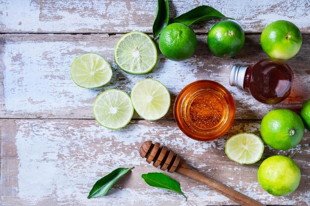 Foto limón y miel sobre un fondo de madera