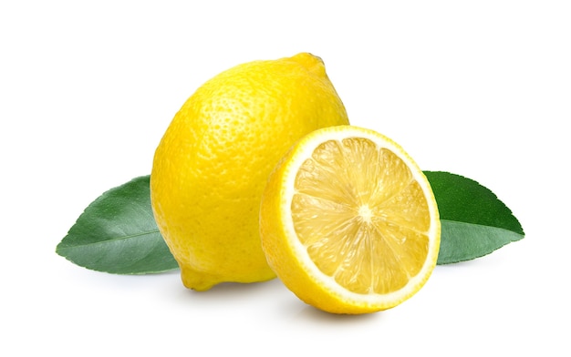 Limón con mitad cortada y hojas aisladas sobre fondo blanco.