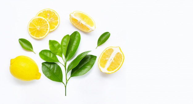 Limón y rodajas con hojas aisladas en blanco.