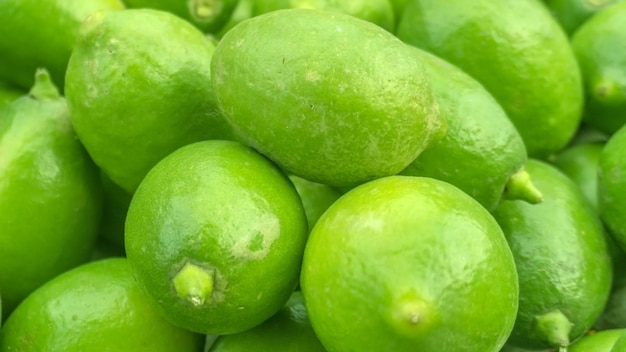 Limón saludable para vender en el mercado callejero Limón verde fresco para vender