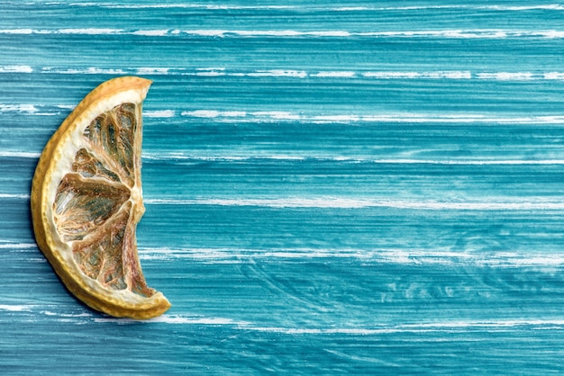 Foto limón seco sobre fondo de madera azul