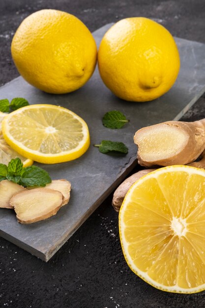 Limón siciliano, jengibre y menta sobre una piedra de pizarra.