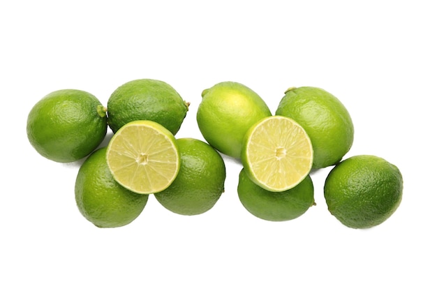Limón verde con corte por la mitad aislado sobre fondo blanco
