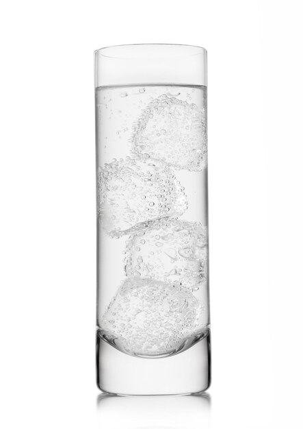 Limonada de agua con gas mineral con cubitos de hielo en vidrio highball sobre fondo blanco
