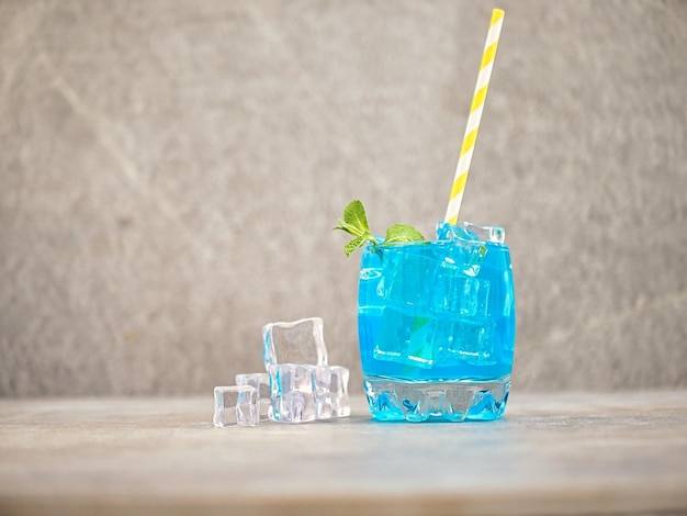 Limonada azul en un vaso con hielo