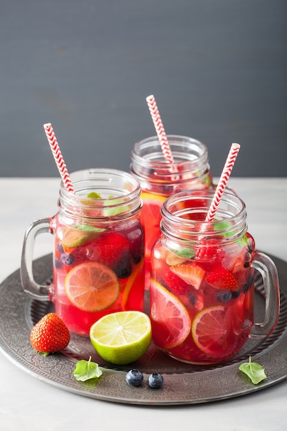 Limonada de bayas de verano con frutas y menta