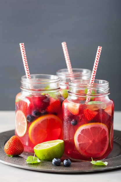 Limonada de bayas de verano con lima y menta en tarro de albañil