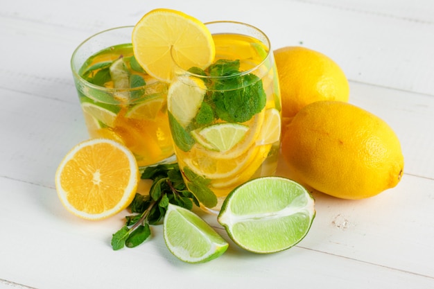 Limonada. Beber con limones frescos.