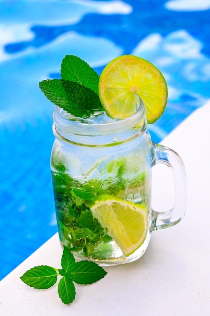 Limonada de bebida fría en el fondo de la piscina