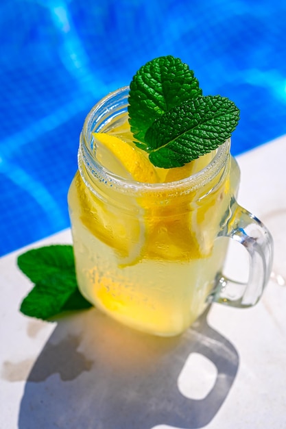 Limonada de bebida fría en el fondo de la piscina