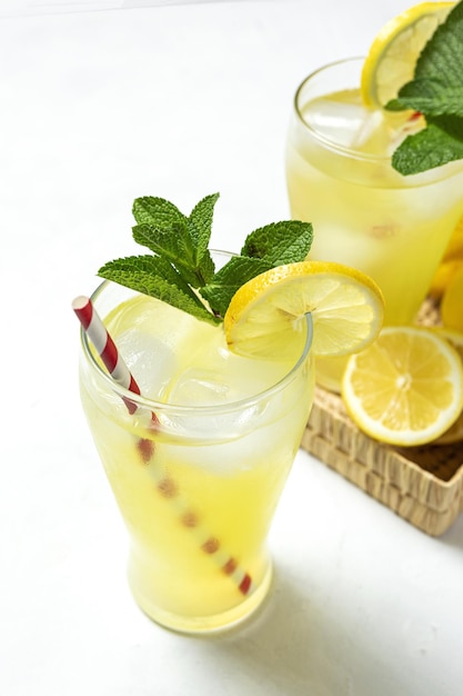 Limonada caseira fresca ou coquetel de mojito com hortelã e gelo