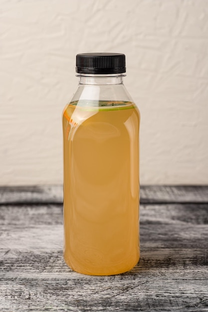 Limonada caseira limonada em uma garrafa em um fundo branco de madeira