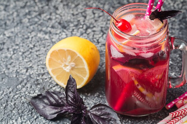 Limonada casera de albahaca roja en un frasco de vidrio Bebida refrescante de verano