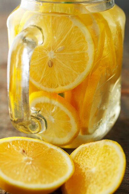 Foto limonada casera en un fondo oscuro de madera de cerca