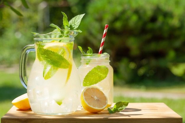 Limonada casera fresca con limón y menta