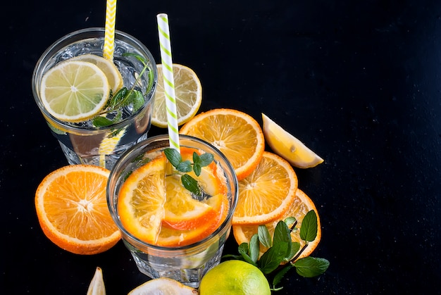 Limonada casera fresca en vaso con hielo y menta.