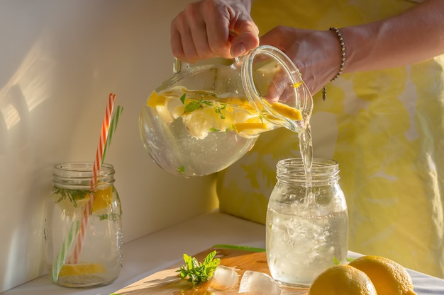 Foto limonada casera fresca, verter en un vaso