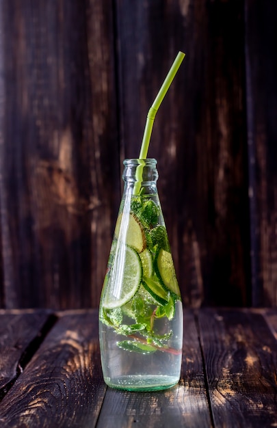 Limonada casera con lima, menta y jengibre. Bebidas frías Comida saludable. Dieta.