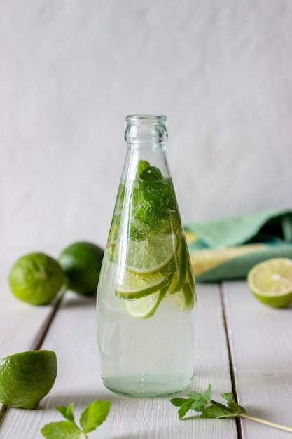 Limonada casera con lima y menta.