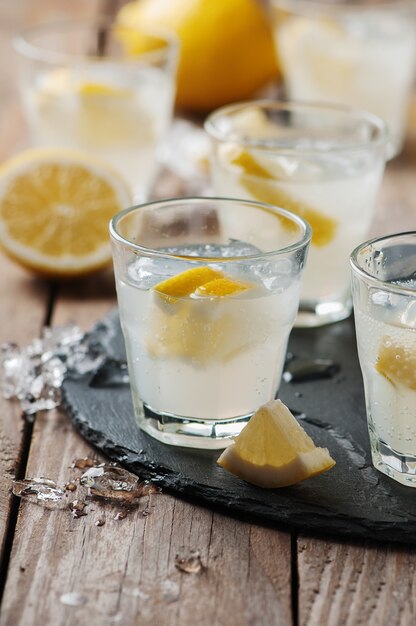 Limonada casera con limón y hielo.