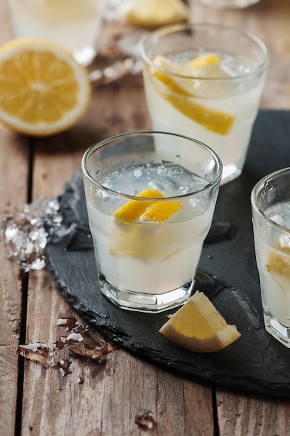 Limonada casera con limón y hielo.