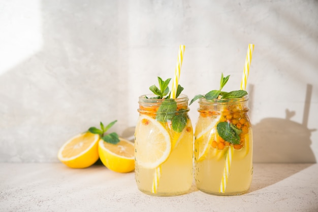 Limonada casera con limón y menta, desintoxicación