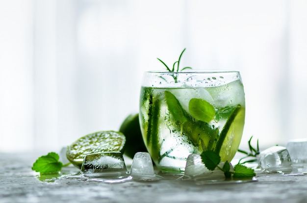 Limonada casera de limón con pepino, romero y hielo. Bebida fría para el caluroso día de verano.