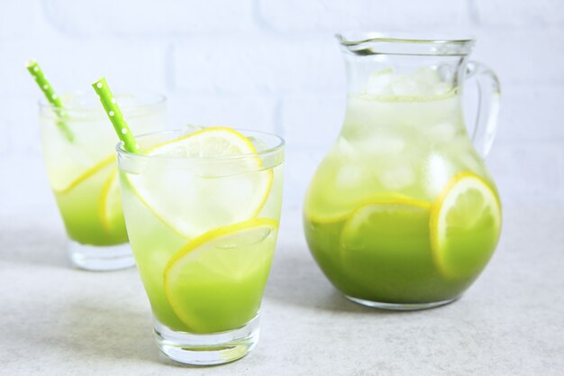 Limonada casera con rodajas de limón