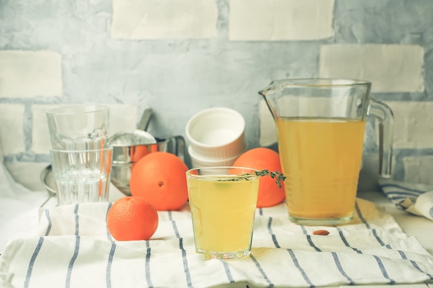 Limonada cítrica caseira. limonada de laranja com gengibre e alecrim