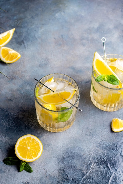Limonada cítrica com hortelã e limão no copo com cubos de gelo